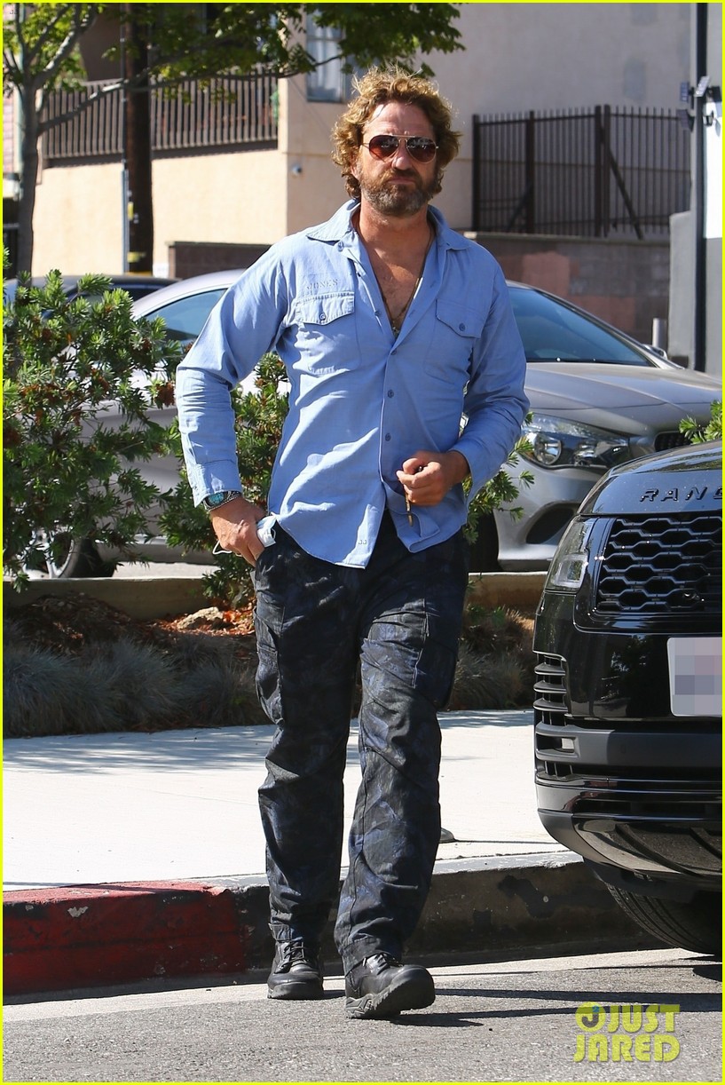 gerard butler looks cool while meeting up with a friend 024471959