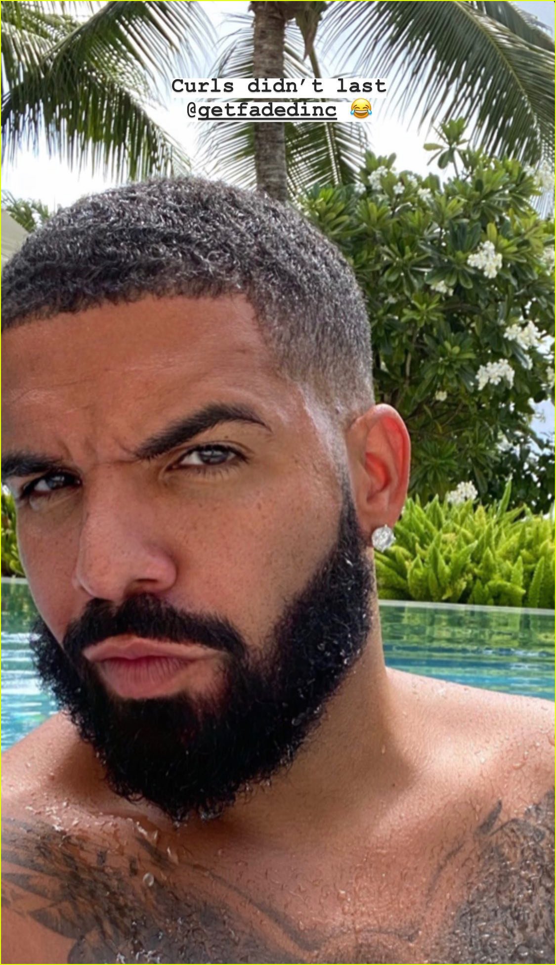 drake shows off his abs in shirtless selfie 02