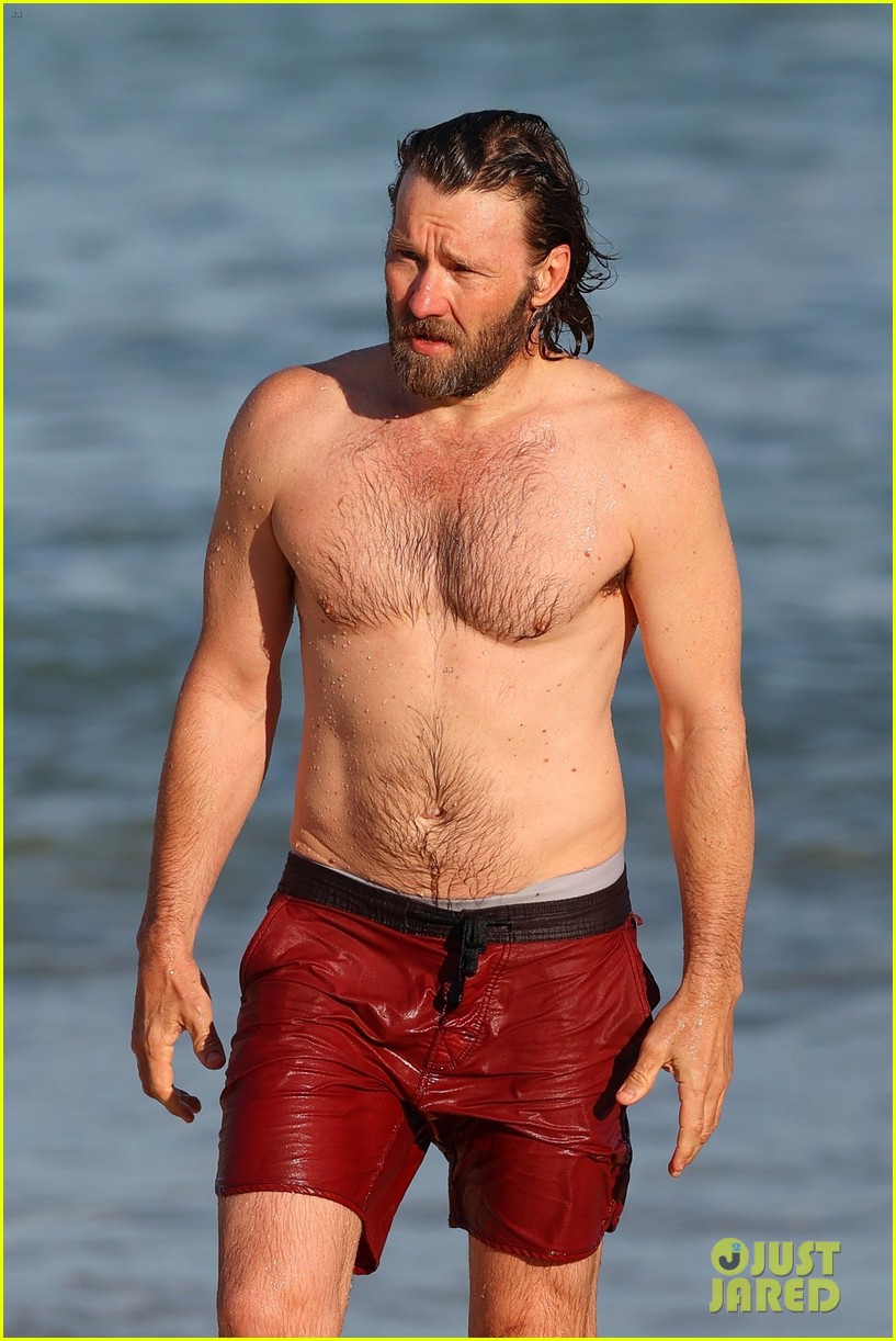joel edgerton shirtless at the beach 15