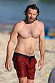 joel edgerton shirtless at the beach 02