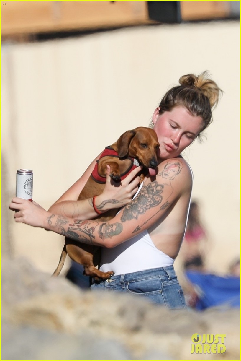 ireland baldwin hits the beach with her dog 03