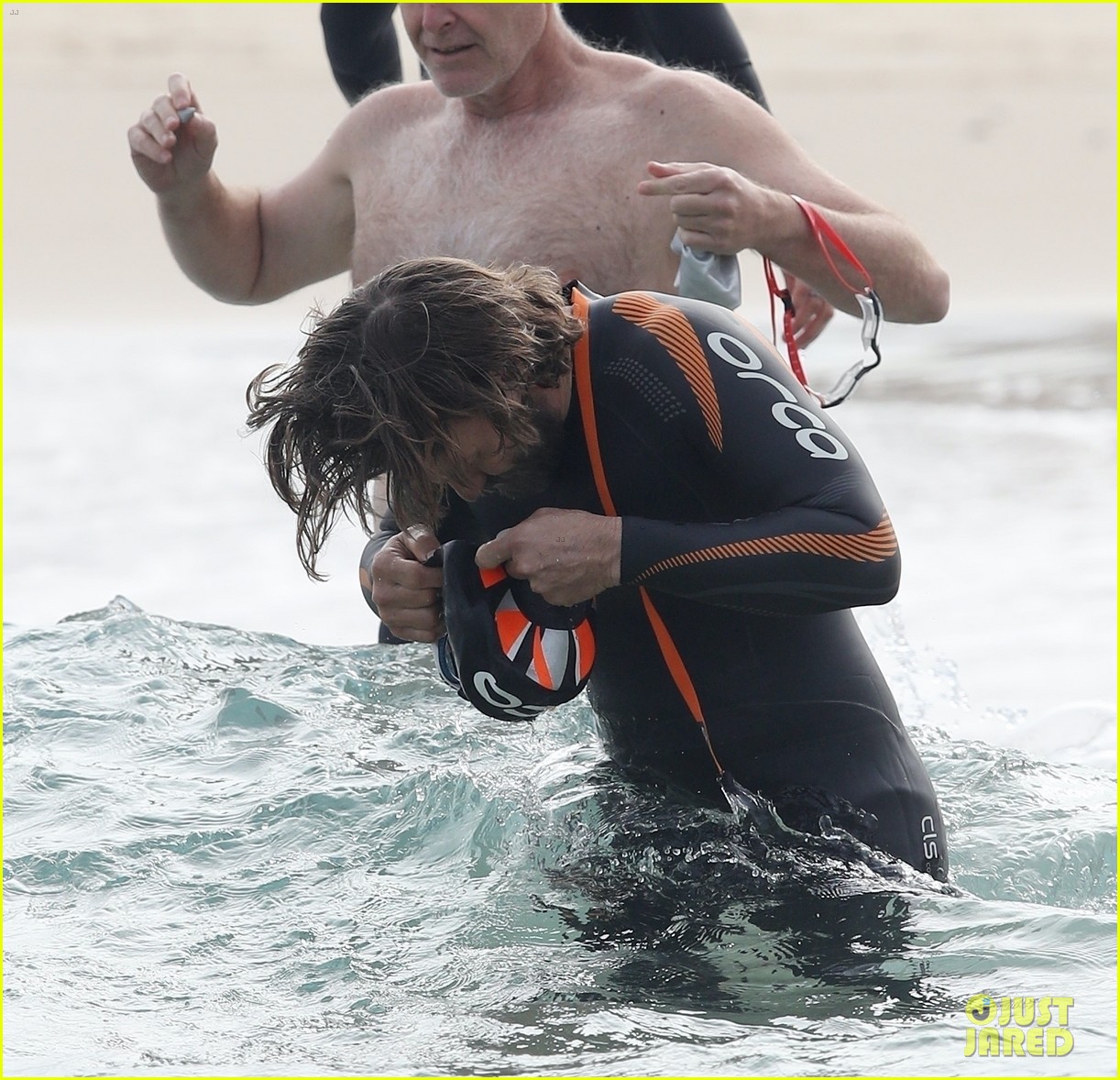 joel edgerton slips into tight wetsuit for dip in ocean 414468851
