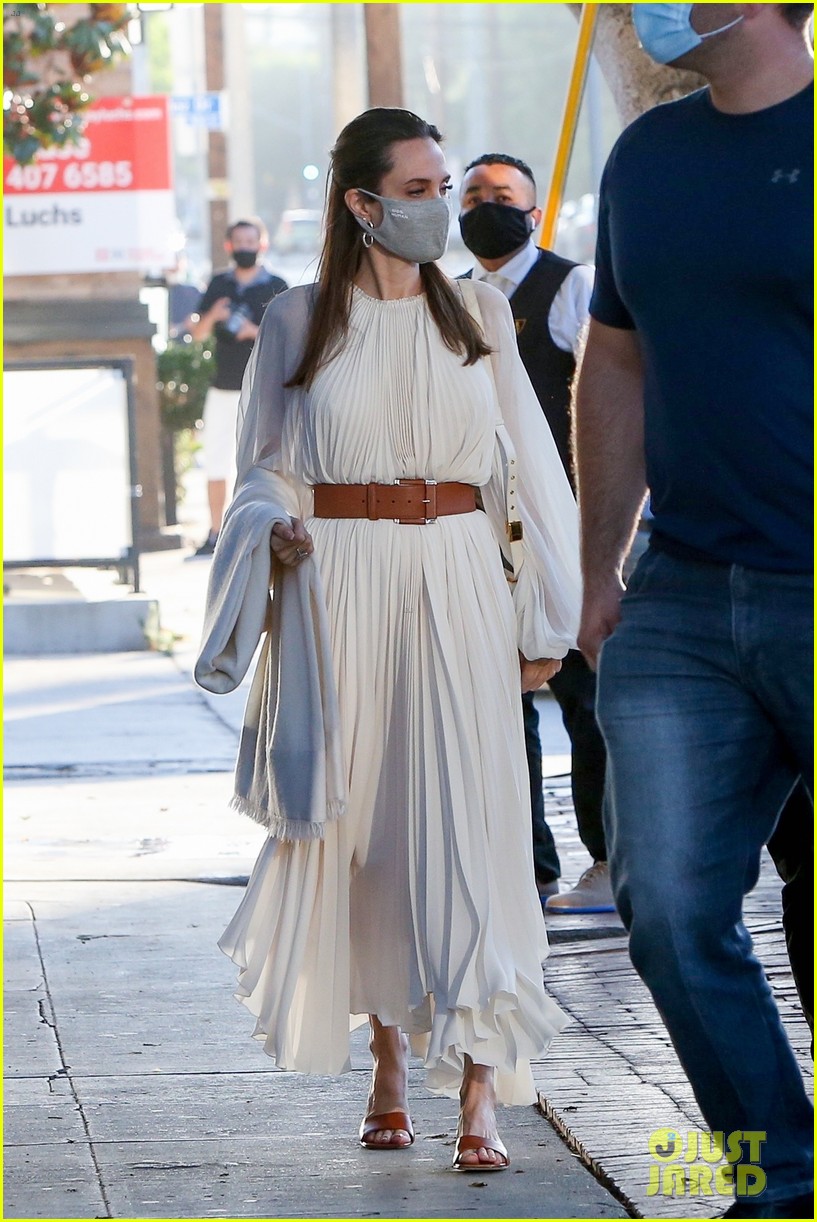 angelina jolie wears her face mask to lunch 124469666