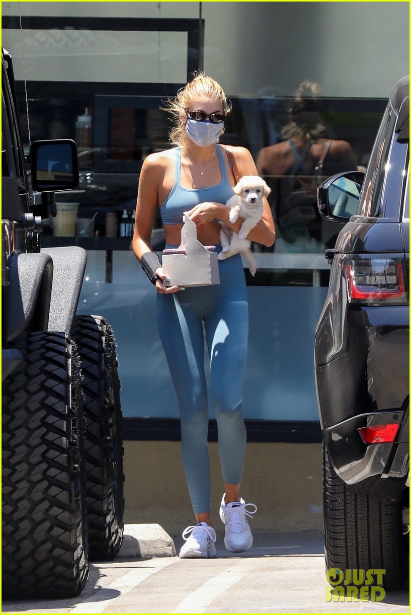 kaia gerber blue look carrying puppy 014467793