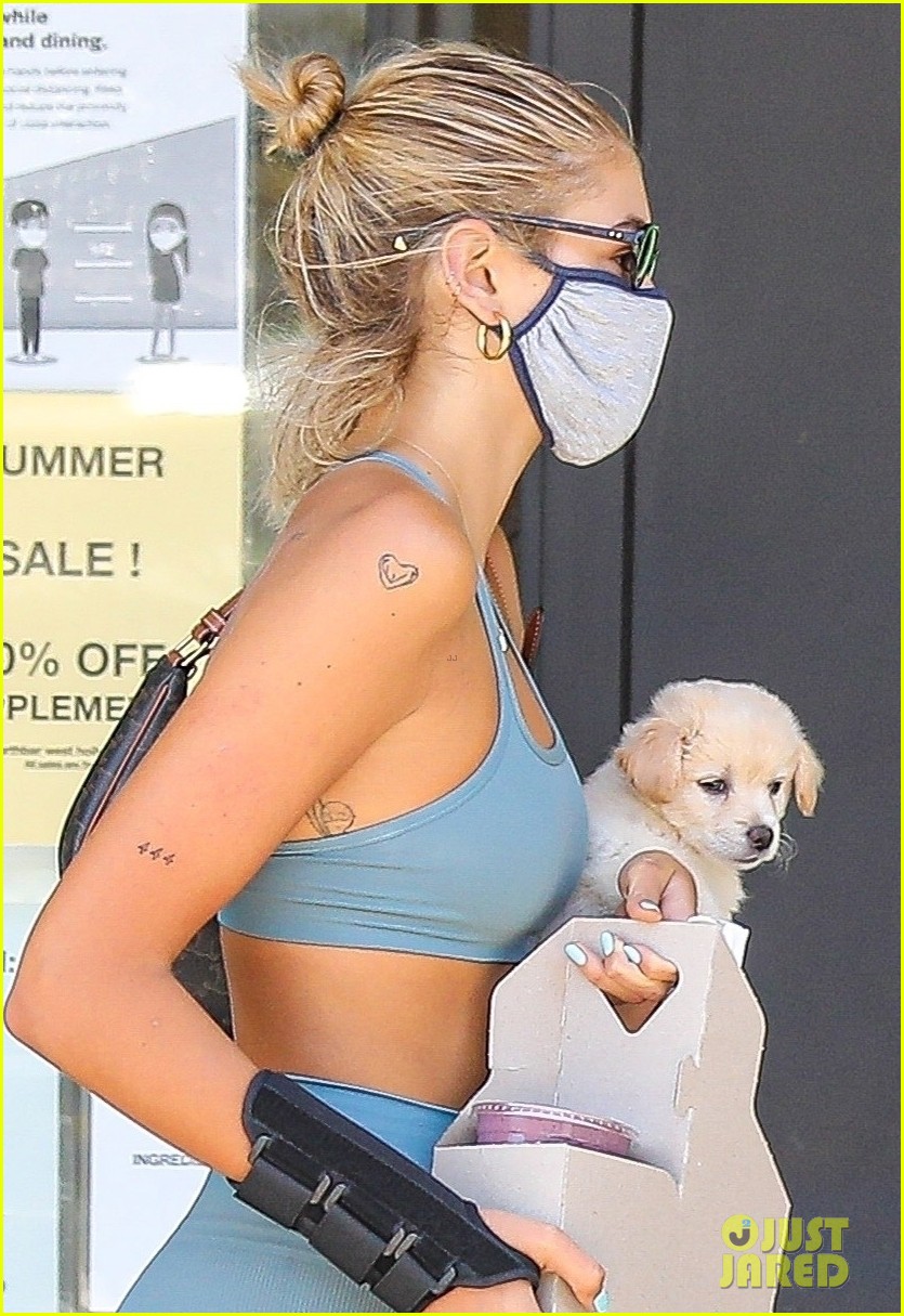 kaia gerber blue look carrying puppy 024467794