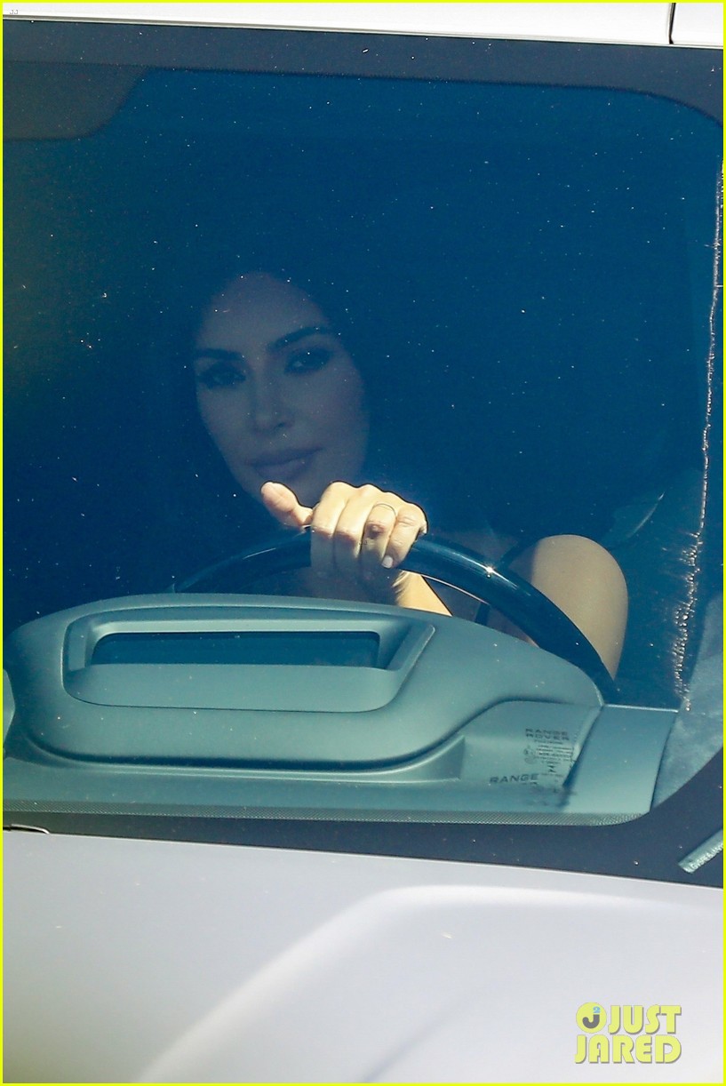 kim kardashian seen for first time since kanye west apology 02