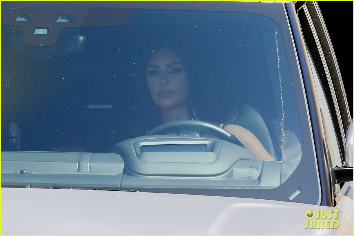 kim kardashian seen for first time since kanye west apology 034471981