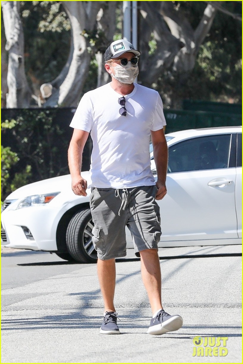 leonardo dicaprio heads out on sunny afternoon stroll 014467427