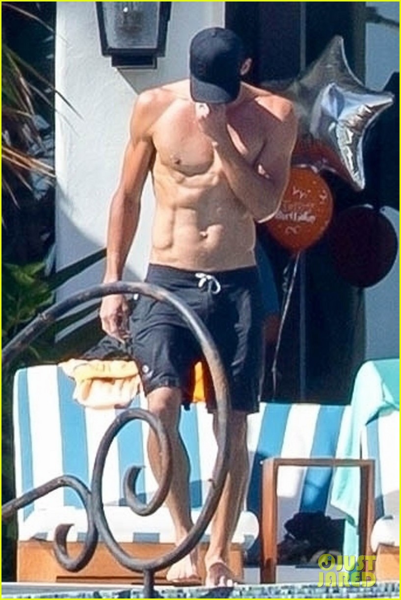 michael phelps ripped on vacation 044466928