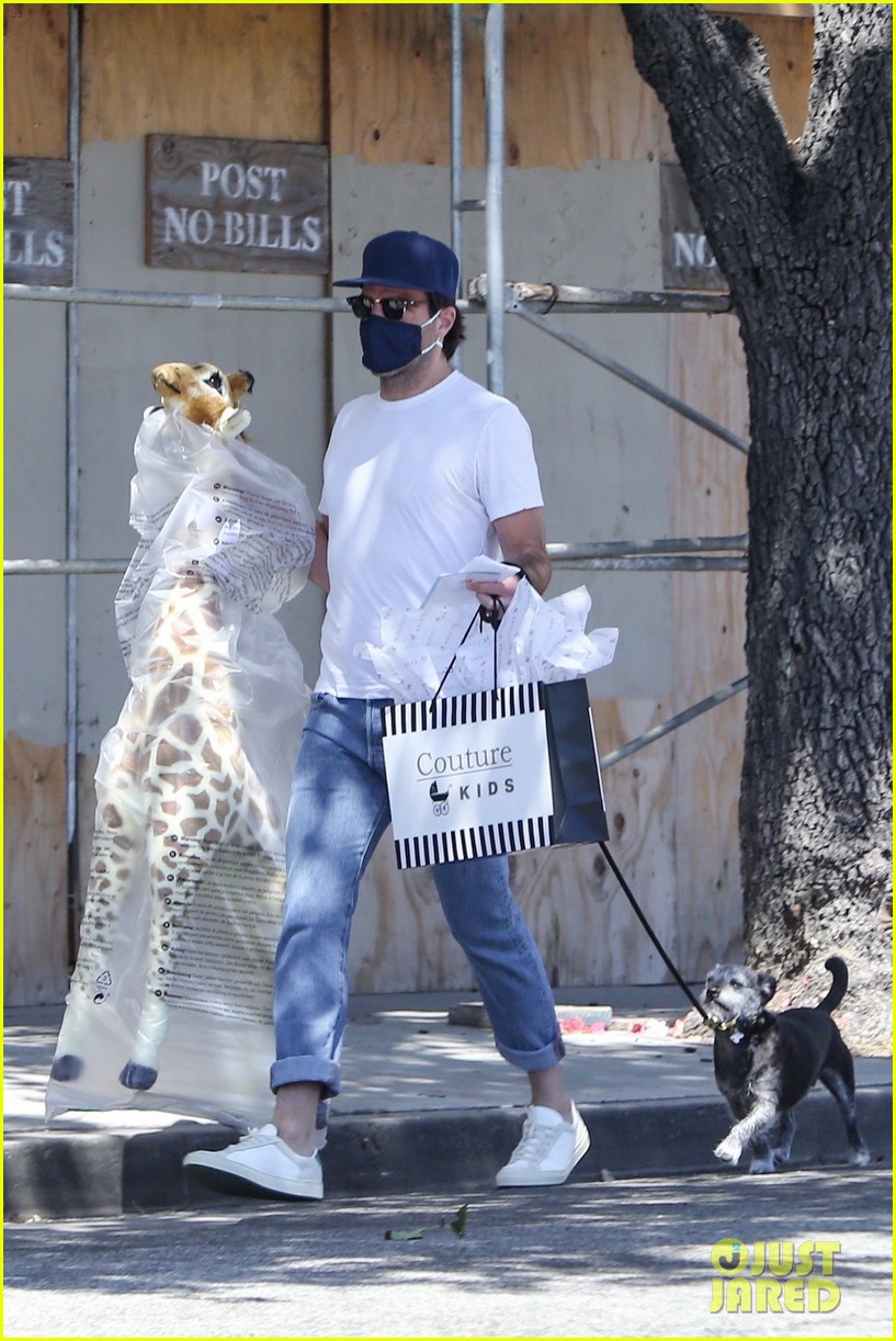 zachary quinto carries giant stuffed giraffe to birthday party 054467165