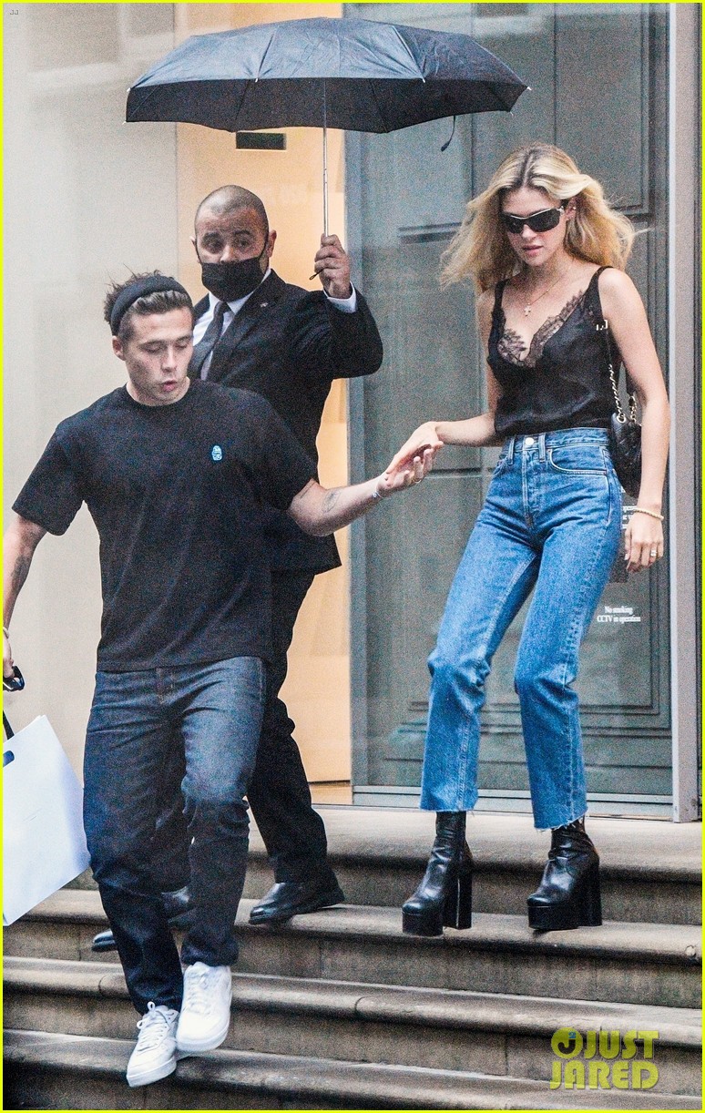 brooklyn beckham at his moms store with nicola peltz 014475462