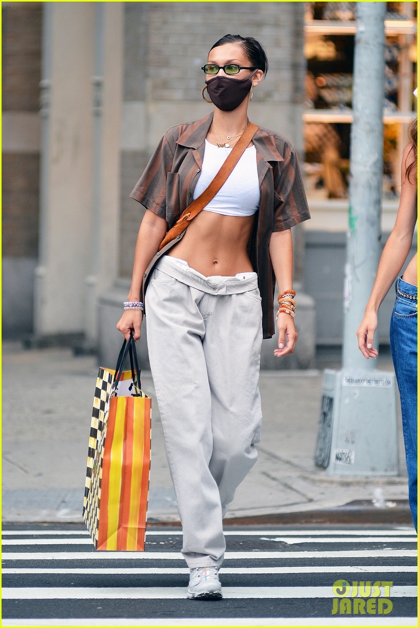 bella hadid shows off her toned abs shopping in nyc 03