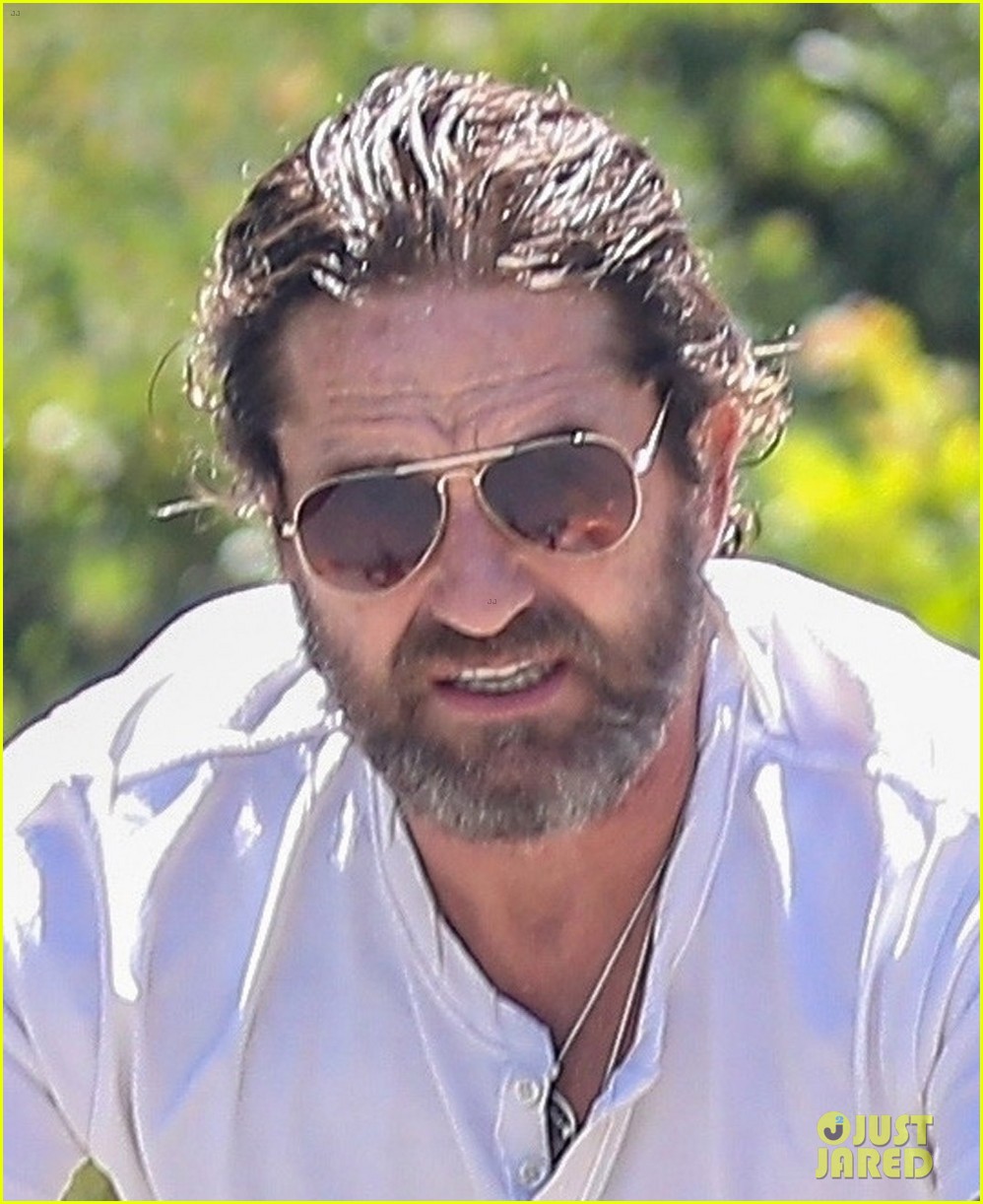 gerard butler goes for a bike ride 034474198