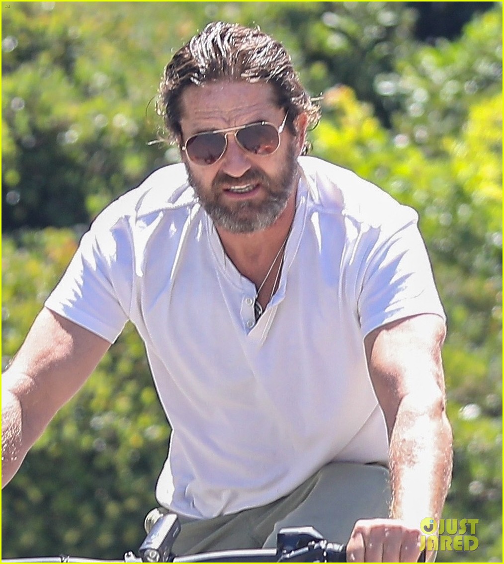 gerard butler goes for a bike ride 054474200