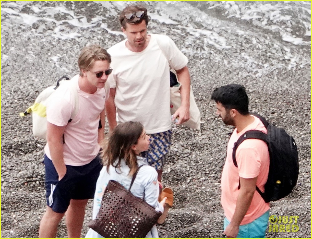 emilia clarke vacation with friends 42