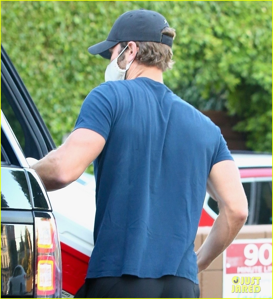 chace crawford at grocery store 034475450