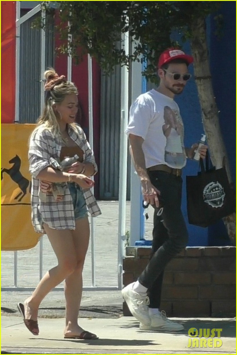 hilary duff grabs lunch with hubby matthew koma 01