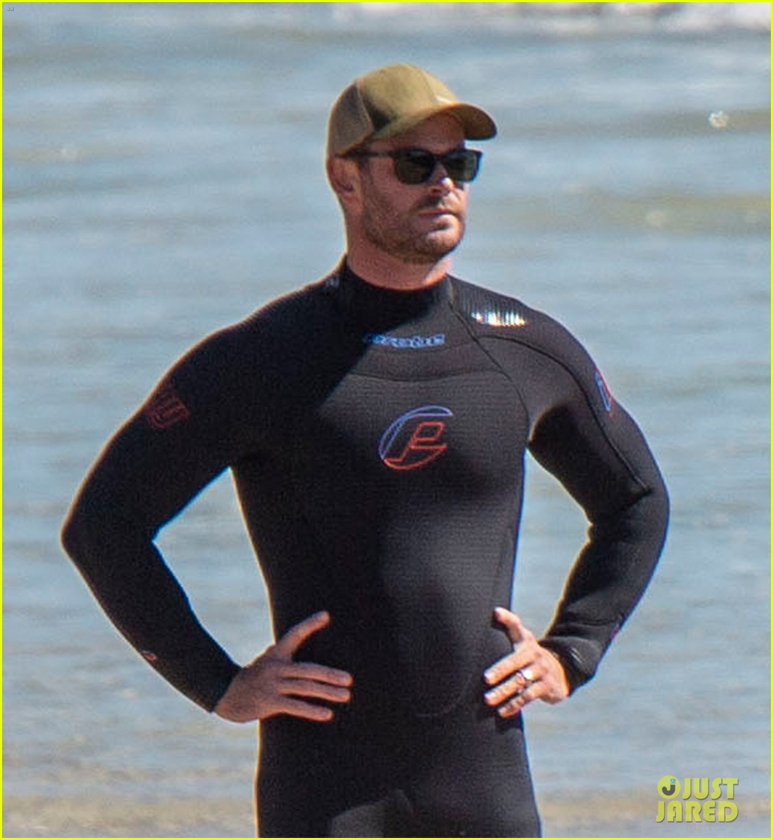 chris hemsworth skintight wetsuit at the beach 01