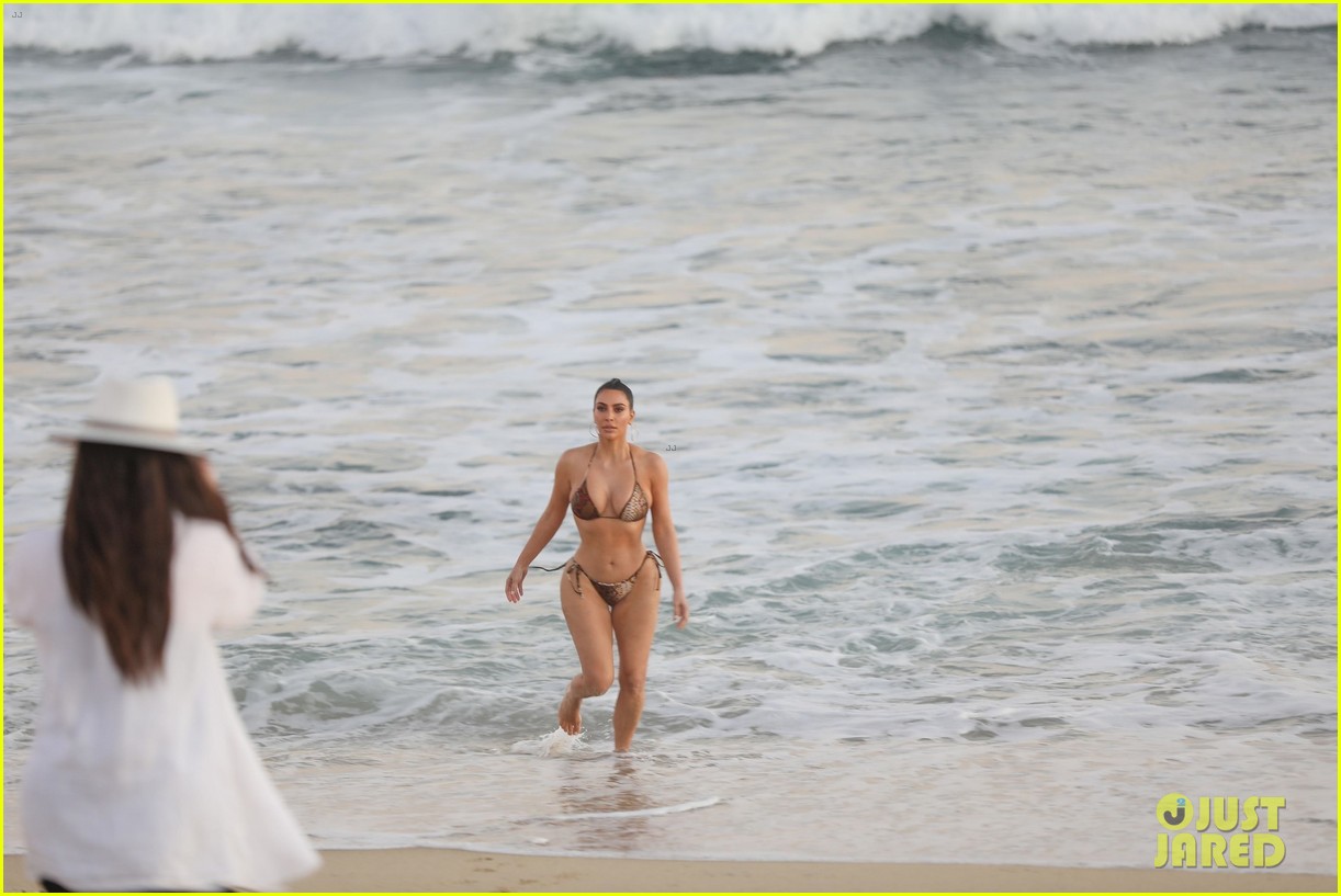 kim kardashian beach bikini photos 09