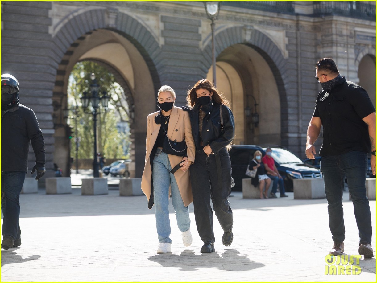 kylie jenner visits the louvre with fai khadra friends 09