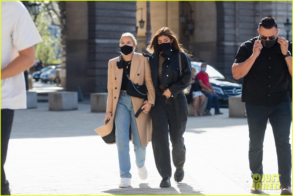kylie jenner visits the louvre with fai khadra friends 53