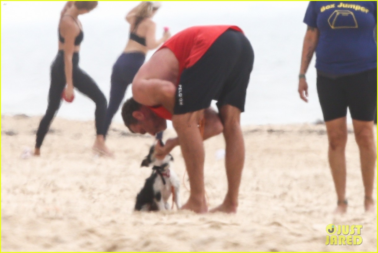 liev schreiber shows off his muscles at the beach 074474717