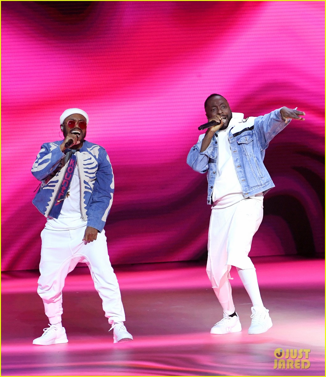 J. Rey Soul Sings Fergie's 'I Gotta Feeling' Parts for Black Eyed Peas' VMAs Performance Watch