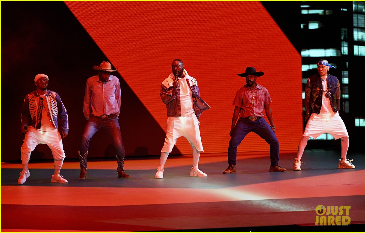 J. Rey Soul Sings Fergie's 'I Gotta Feeling' Parts for Black Eyed Peas' VMAs Performance Watch