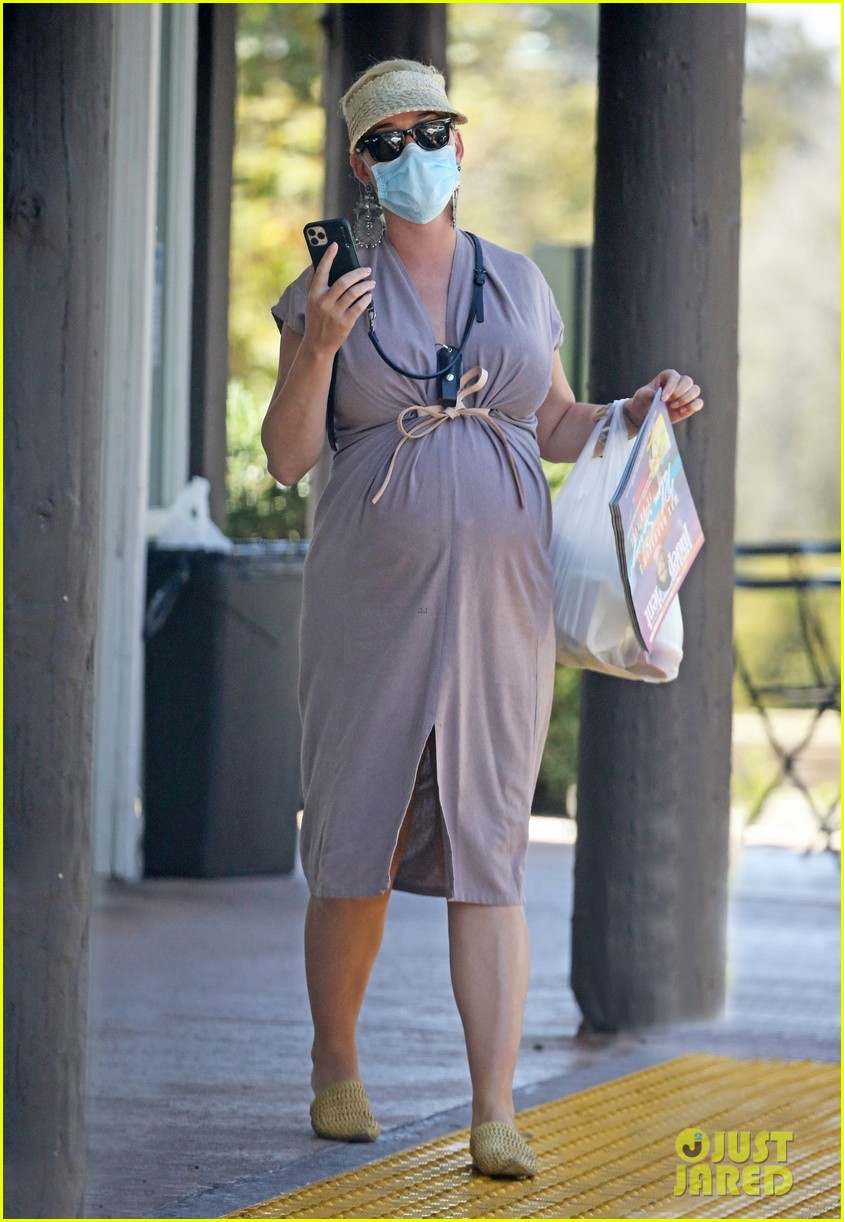 Katy Perry Shows Off Major Baby Bump While Shopping in L.A. Photo