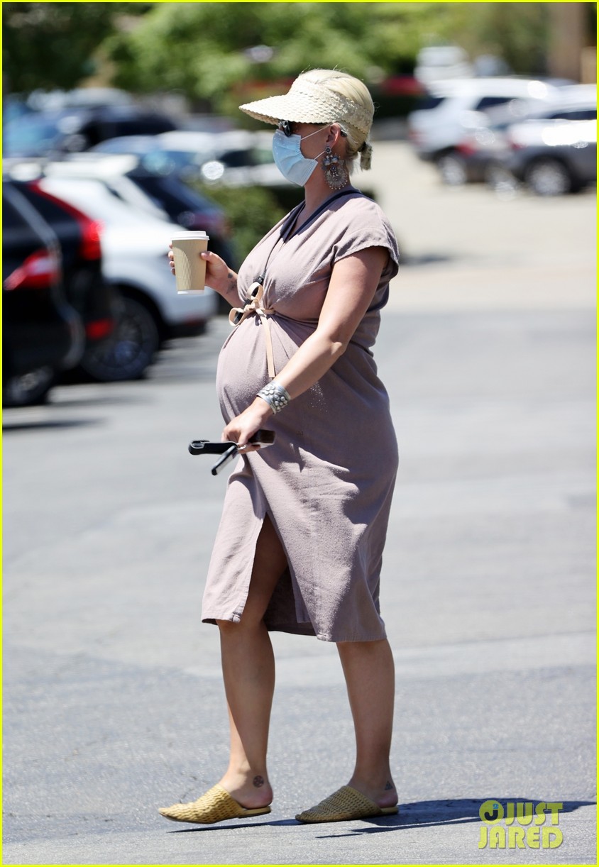 katy perry shows off major baby bump shopping in la 354473589
