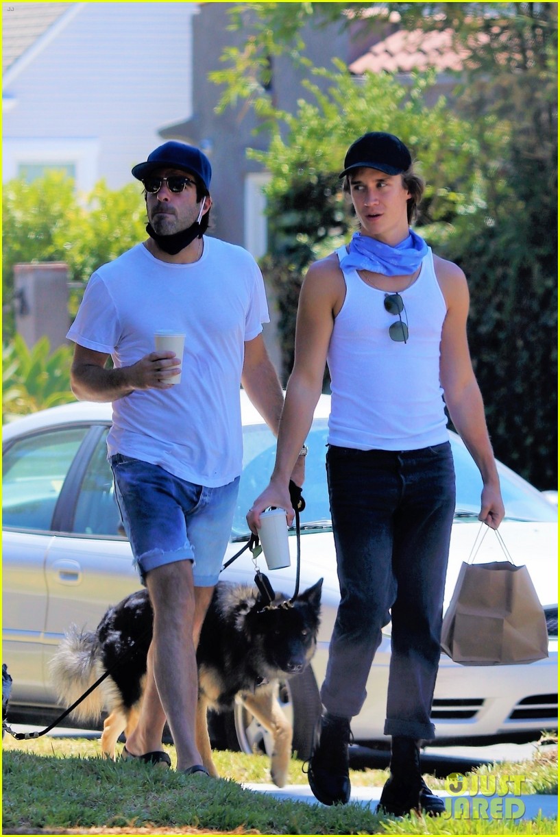 zachary quinto picks up food with a friend 054473378