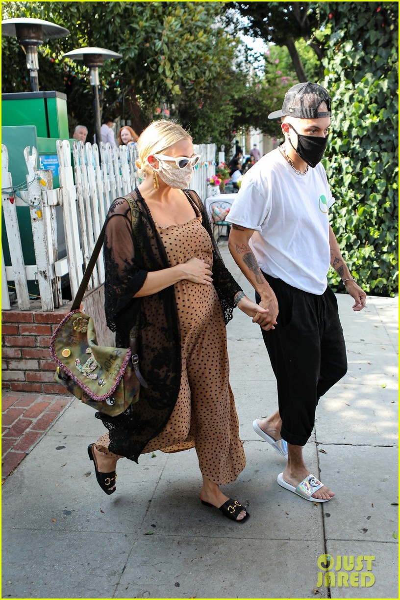ashlee simpson evan ross dine with friends beverly hills 034477279