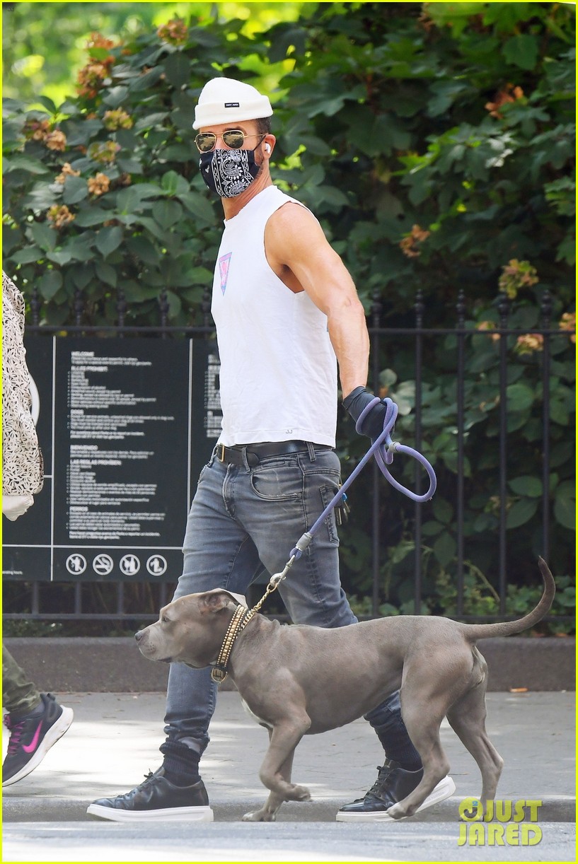 justin theroux showes off his muscles walking his dog 05