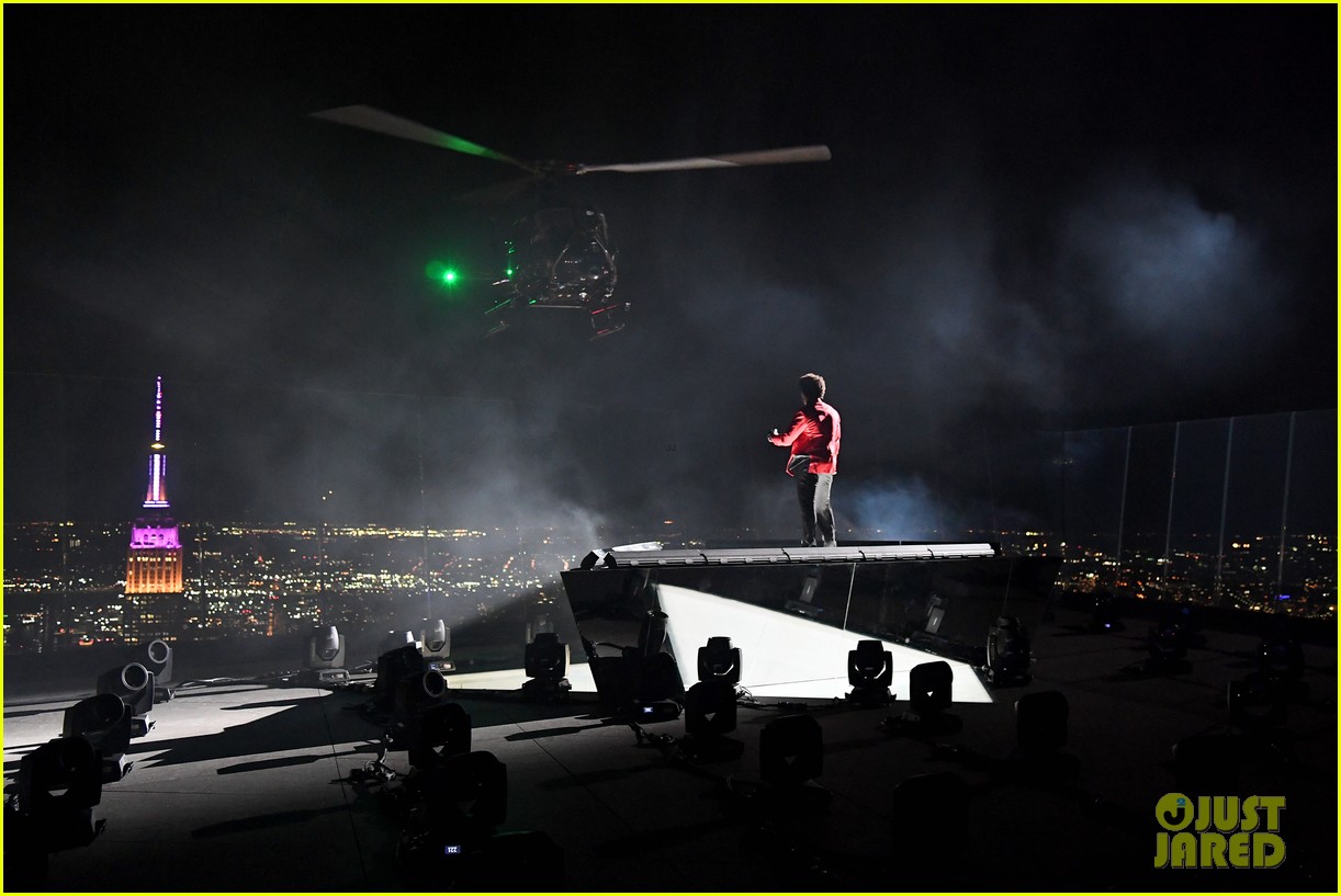 The Weeknd Opens MTV VMAs 2020 with 'Blinding Lights' Performance