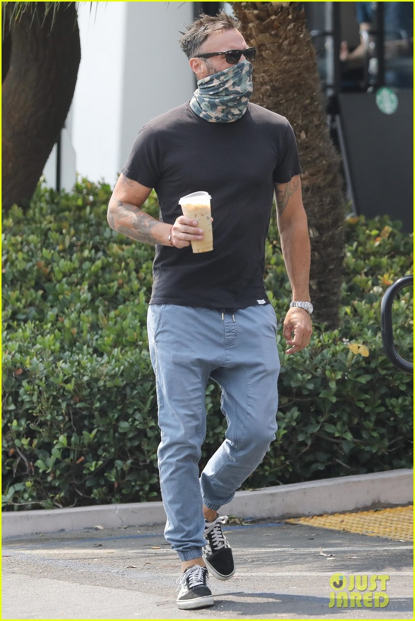 brian austin green out for coffee with friends 05
