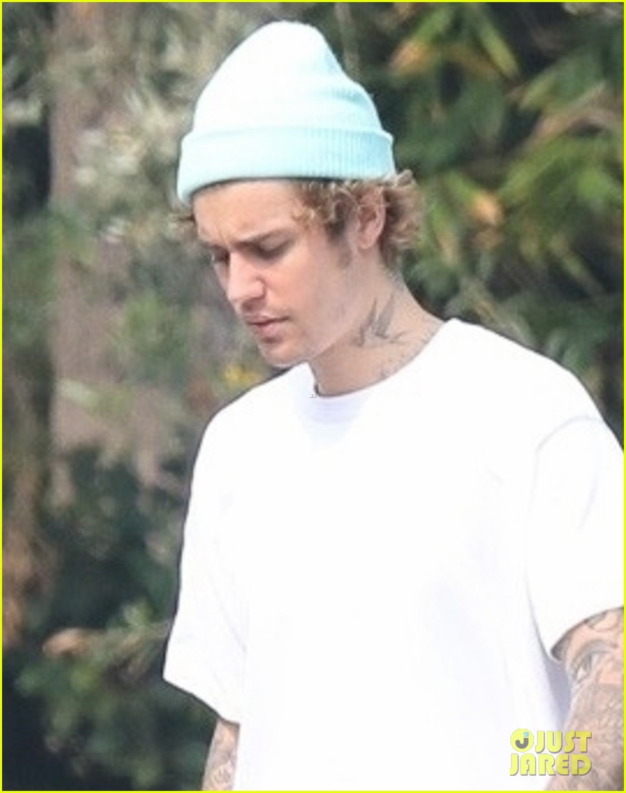 justin bieber steps out after announcing new single 044483655