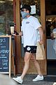 orlando bloom wears short shorts while picking up lunch 01
