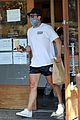 orlando bloom wears short shorts while picking up lunch 03