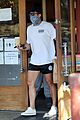 orlando bloom wears short shorts while picking up lunch 05