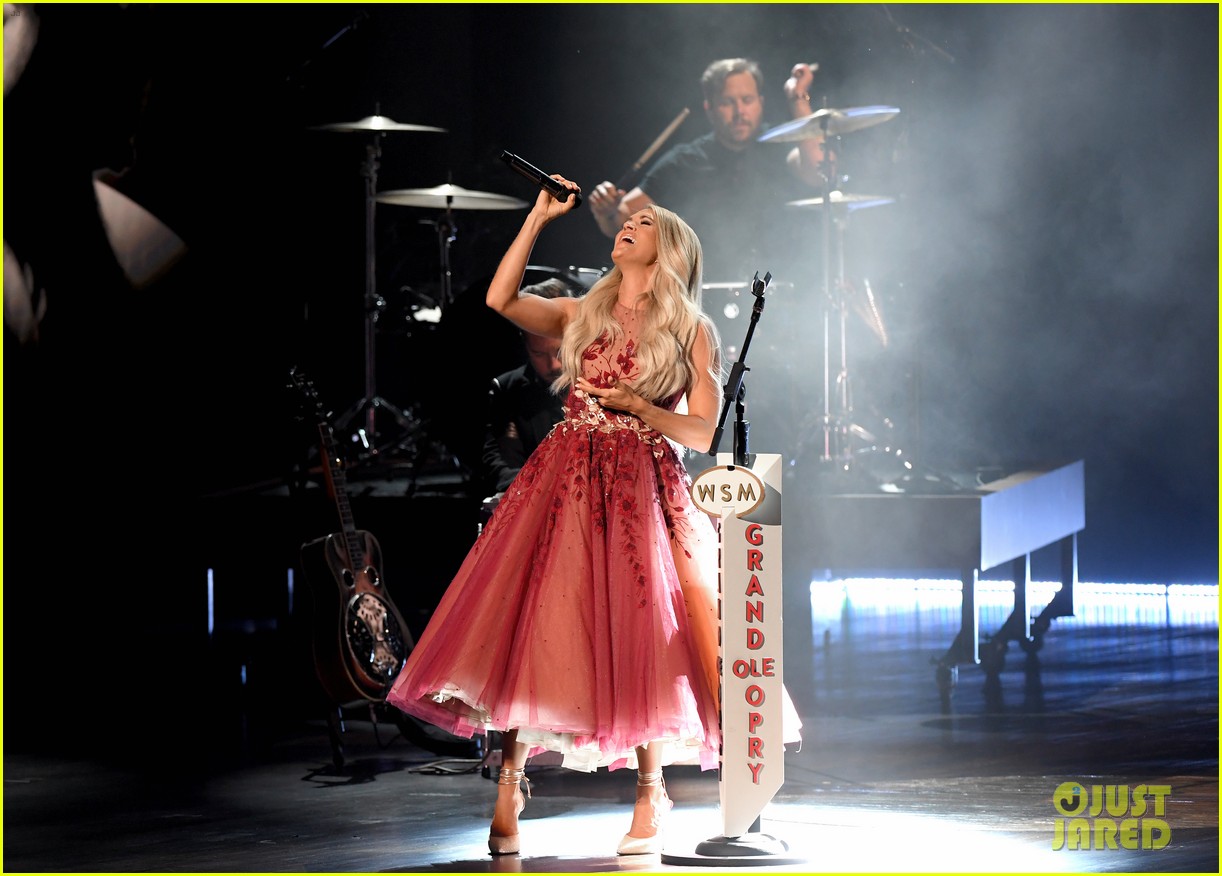 Carrie Underwood Honors Country Music's Female Stars with Performance(02)