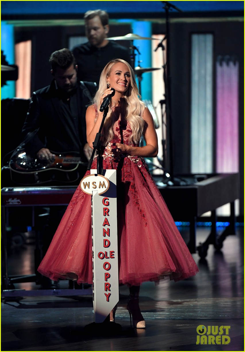 Carrie Underwood Honors Country Music's Female Stars with Performance