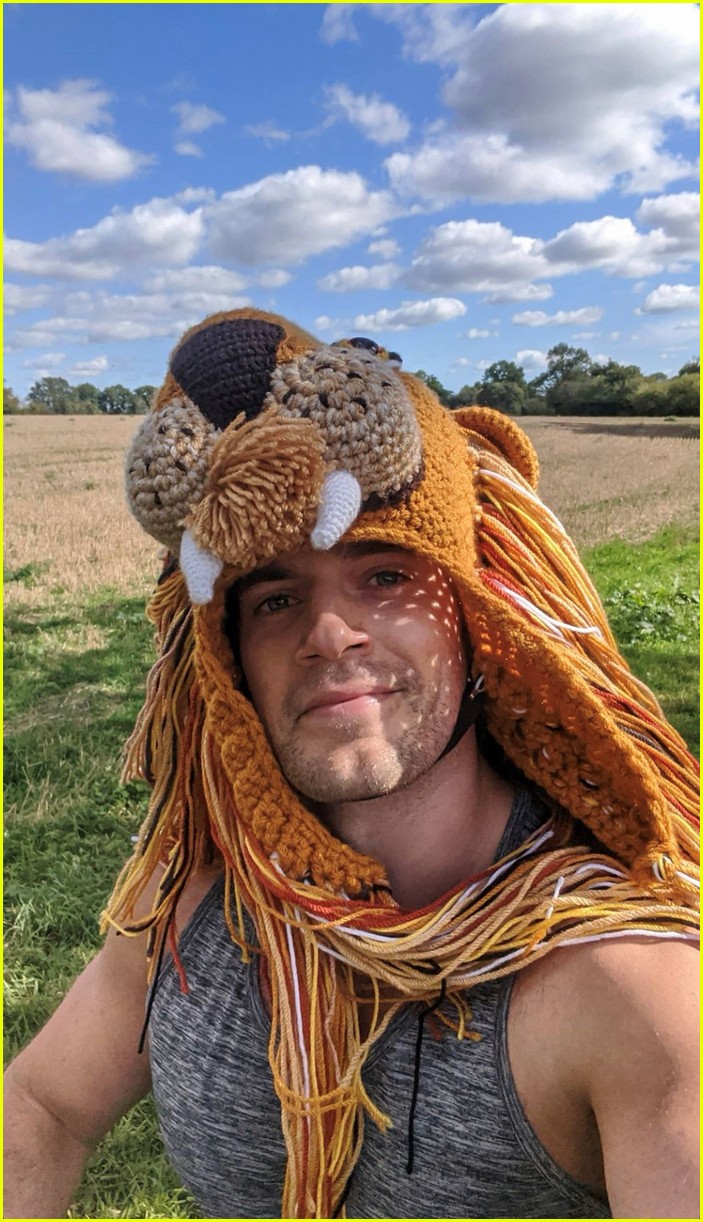 henry cavill goes running in lion hat for durrell challenge 03