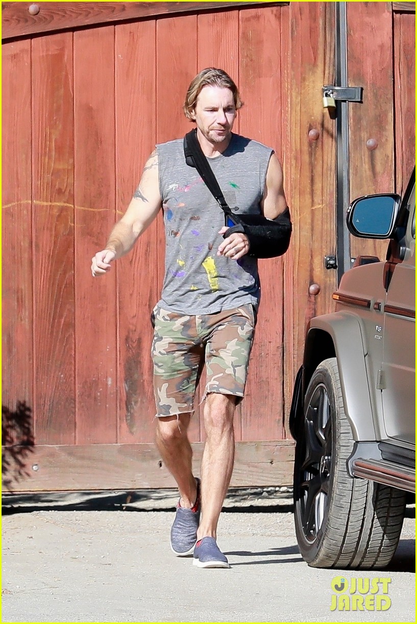 dax shepard wears arm sling motorcycle accident 014479639
