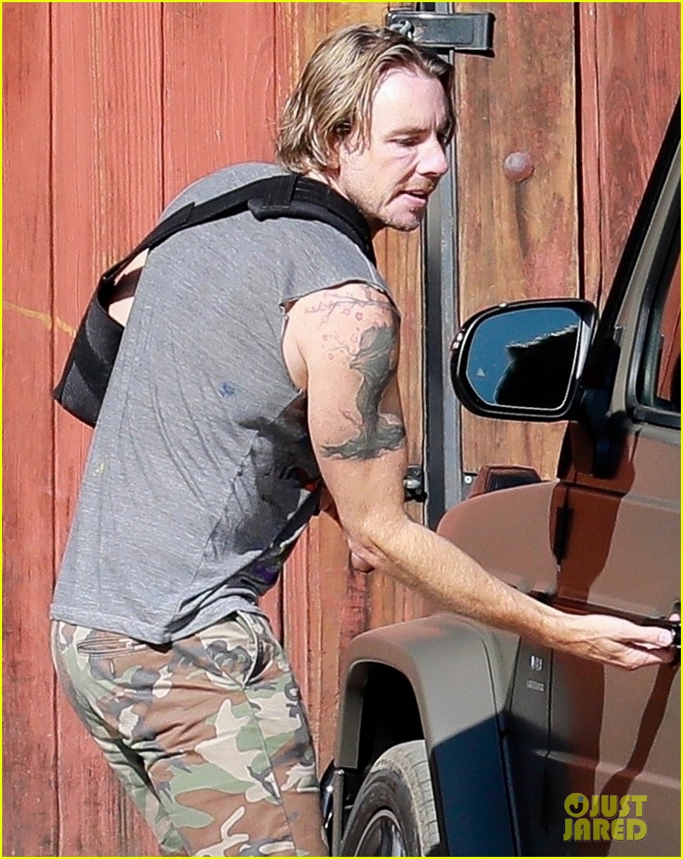 dax shepard wears arm sling motorcycle accident 024479640