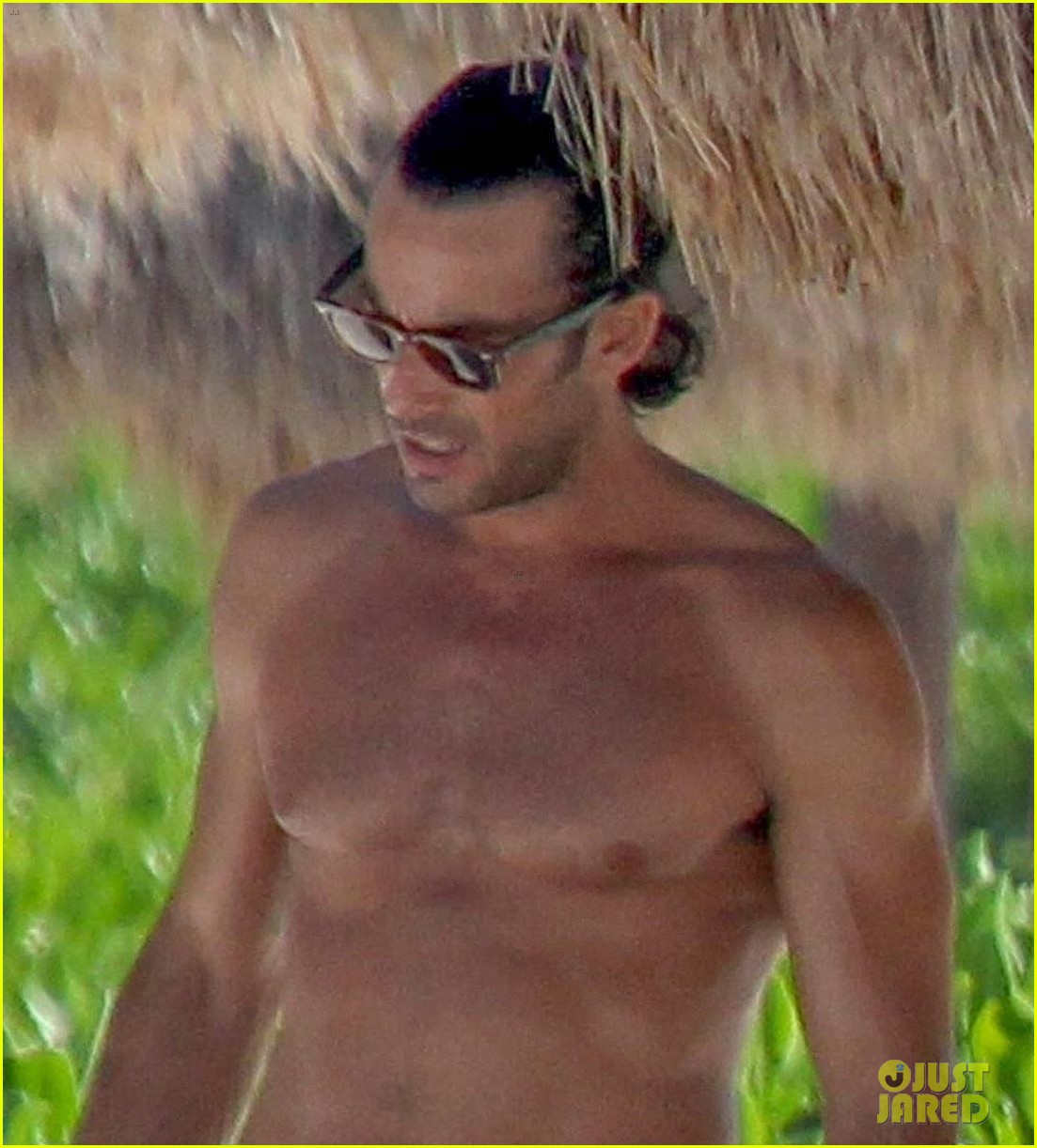 aaron diaz shirtless at the beach in cancun 024483316