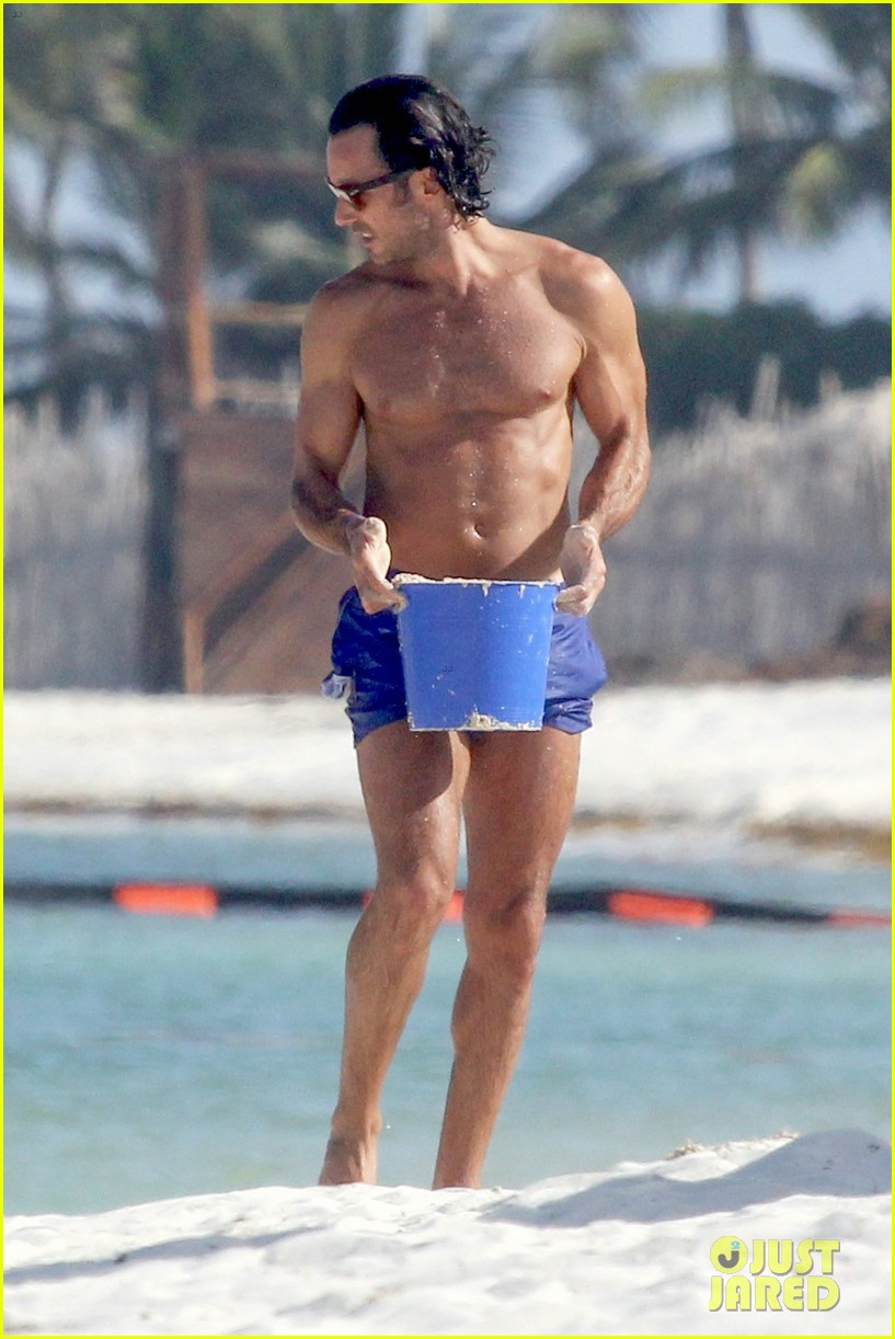 aaron diaz shirtless at the beach in cancun 074483321