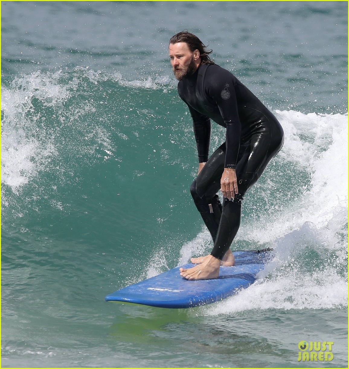 joel edgerton flaunts his abs after surfing in australia 324483375