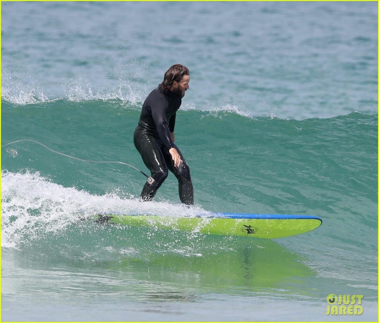 joel edgerton flaunts his abs after surfing in australia 354483378