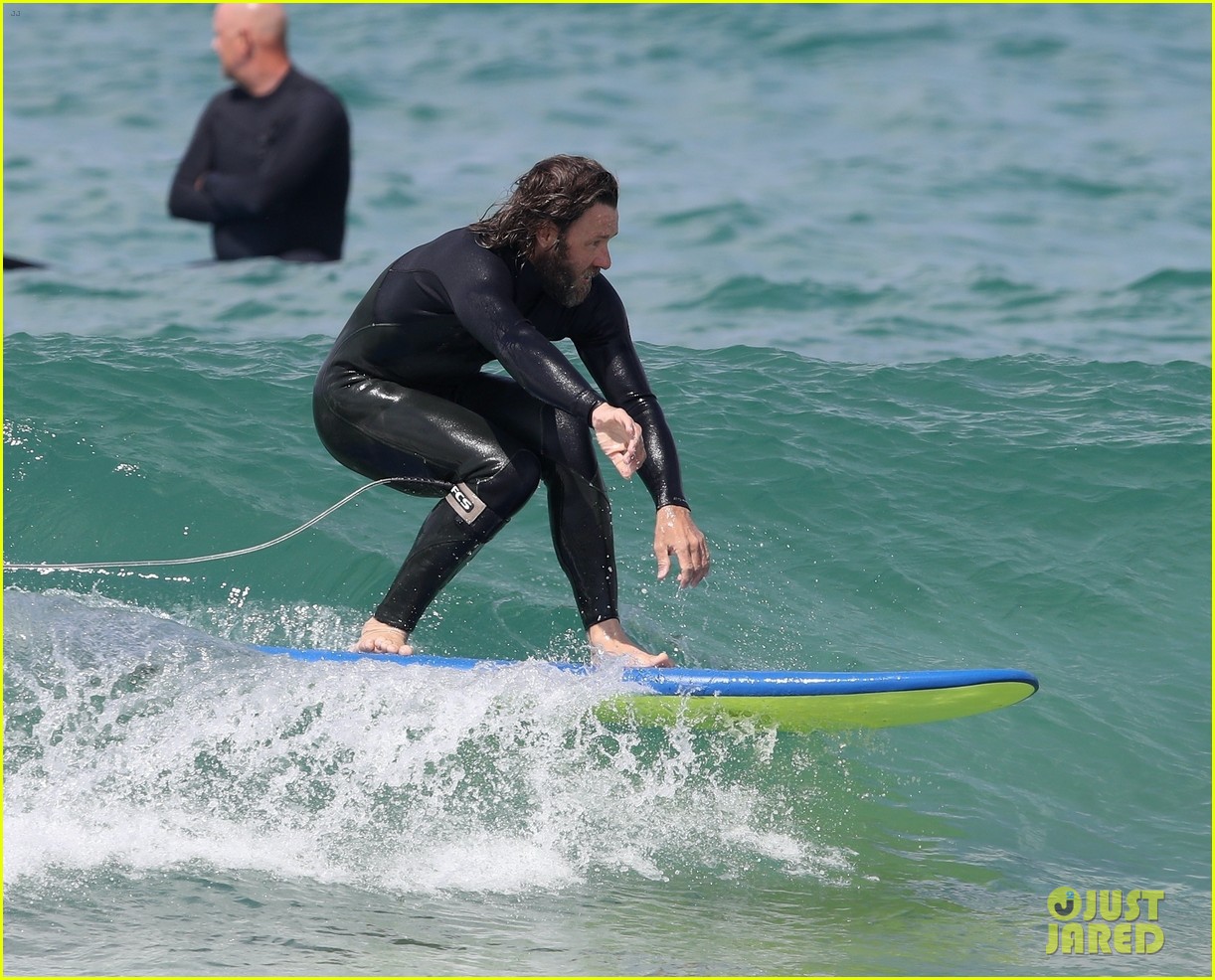 joel edgerton flaunts his abs after surfing in australia 454483388