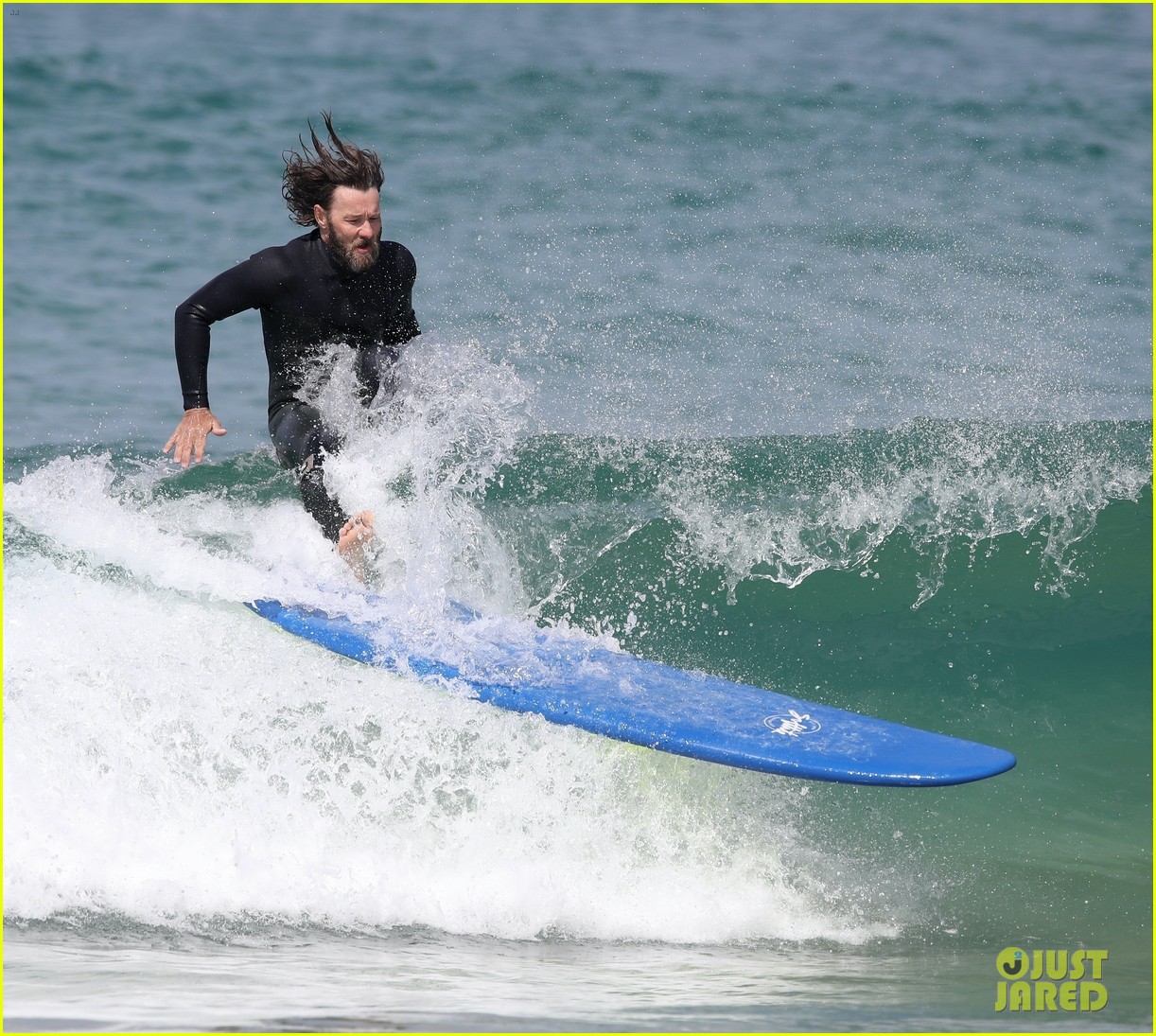 joel edgerton flaunts his abs after surfing in australia 48
